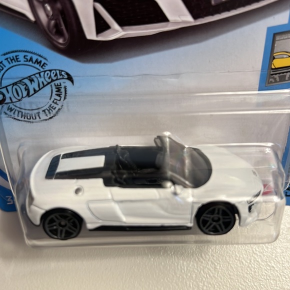 COPY - HOT WHEELS 2019 AUDI R8 SPYDER MATCHBOX - Picture 2 of 3